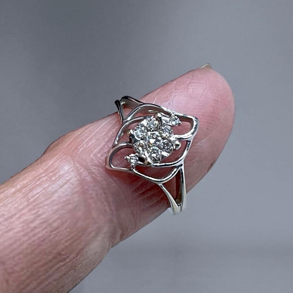 🌺14K White Gold and Diamond Ring - Picture 4 of 14